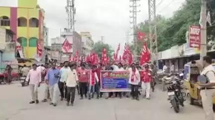 మార్కాపురం: దేశవ్యాప్త సమ్మెలో భాగంగా కార్మికుల సమస్యలు పరిష్కరించాలని పట్టణంలో CITU ఆధ్వర్యంలో భారీ ర్యాలీ