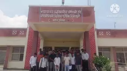 पिछोर: पिछोर में लोकल यूथ सर्वेयरों ने मांगों को लेकर तहसीलदार को दिया ज्ञापन