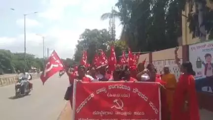 ಕೊಳ್ಳೇಗಾಲ: ಅಂಗನವಾಡಿ ಕಾರ್ಯಕರ್ತೆಯರಿಂದ ವಿವಿಧ ಬೇಡಿಕೆ ಈಡೇರಿಕೆಗೆ ಪಟ್ಟಣದಲ್ಲಿ ಪ್ರತಿಭಟನೆ