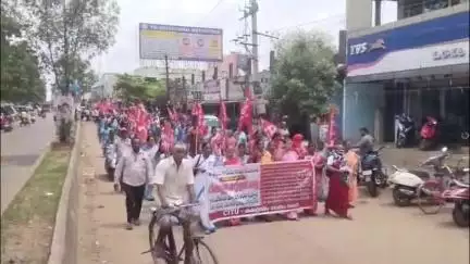 కేంద్ర ప్రభుత్వం ప్రవేశపెట్టిన లేబర్ కోడ్‌లను రద్దు చేయాలని కోరుతూ సామర్లకోటలో కార్మిక సంఘాలు ర్యాలీ