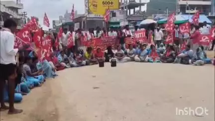 ఆలూరు: కేంద్ర ప్రభుత్వం అనుసరిస్తున్న కార్మిక, ప్రజా వ్యతిరేక విధానాలను నిరసిస్తూ దేవనకొండలో వామపక్షాల నేతలు ధర్నా