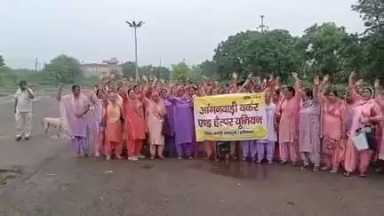 पंचकूला: सेक्टर-1 ज़िला सचिवालय में आंगनवाड़ी वर्कर एंड हेल्पर यूनियन ने अपनी मांगों को लेकर किया प्रदर्शन