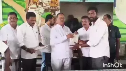 ఎల్కతుర్తి: ఆత్మకూరులోని రైతు వేదికలో ఆత్మకూర్, దామెర మండలాల లబ్ధిదారులకు సీఎంఆర్ఎఫ్ చెక్కులను పంపిణీ చేసిన MLA రేవూరి ప్రకాశ్ రెడ్డి