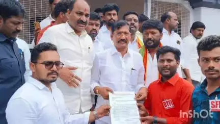 ఆలూరు: పట్టణంలో బీసీ సంక్షేమ ప్రీ మెట్రిక్ బాలికల వసతి గృహాన్ని ఏర్పాటు చేయాలని MP నాగరాజుకు వినతిపత్రం అందజేసిన DYFI, SFI నేతలు