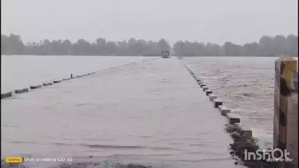राळेगाव: मुसळधार पावसामुळे कोसारा ते सोईट पुलावरून दोन फूट पाणी वाहत असल्याने खैरी ते वरोरा मार्ग वाहतुकीस बंद