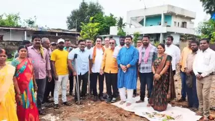 సిర్పూర్ టి: ద్వారక నగర్‌లో ఇందిరమ్మ ఇళ్ల నిర్మాణానికి శంకుస్థాపన చేసిన ఎమ్మెల్యే డాక్టర్ పాల్వాయి హరీష్ బాబు