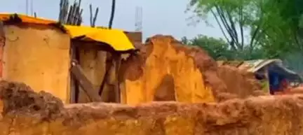 समनापुर के बांधाटोला में बारिश से गिरा बैगा परिवार का मकान, चिकित्सा सुविधा न मिलने के कारण नवजात की हुई मौत