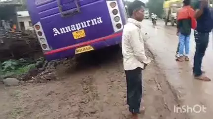 नेपानगर: ग्राम झिरी के पास हाईवे पर मिट्टी के कारण फिसली बस, बाल-बाल बचे 40 यात्री