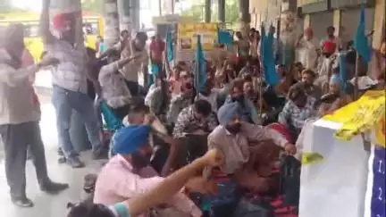 ਕਪੂਰਥਲਾ: ਪੀ.ਆਰ.ਟੀ.ਸੀ. ਦੇ ਮੁਲਾਜ਼ਮਾਂ ਨੇ ਆਪਣੀਆਂ ਮੰਗਾਂ ਨੂੰ ਲੈ ਕੇ ਕੀਤੀ ਹੜਤਾਲ, ਬੱਸ ਸਟੈਂਡ ਵਿਖੇ ਸਵਾਰੀਆਂ ਹੋਈਆਂ ਪਰੇਸ਼ਾਨ