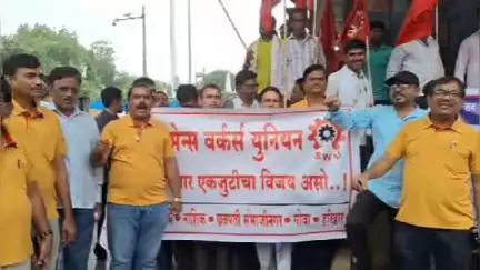 क्रांती चौकात 'लाल आक्रोश!' केंद्र सरकारच्या खाजगीकरण धोरणाविरोधात डाव्या संघटनांचे धरणे आंदोलन