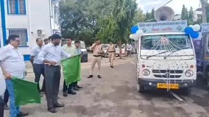 अररिया: समाहरणालय परिसर से विशेष गहन पुनरीक्षण जागरूकता रथ को डीएम ने हरी झंडी दिखाकर रवाना किया
