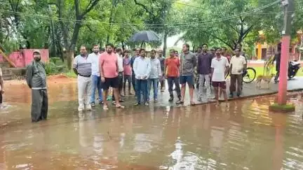 चाकुलिया: चाकुलिया नया बाजार के नागानल मंदिर परिसर में जलजमाव, विधायक समीर महंती ने नगर प्रशासन को दिए कार्रवाई के निर्देश