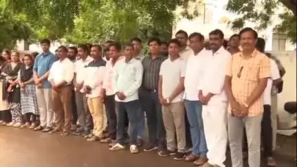 ವಿಜಯಪುರ: ನರೇಗಾ ಯೋಜನೆಯಡಿ ಕೆಲಸ ಮಾಡುವ ಜಿಲ್ಲೆಯ 270 ಜನರಿಗೆ ಸಂಬಳವಿಲ್ಲ ಎಂದು ಆರೋಪಿಸಿ ಪ್ರತಿಭಟನೆ