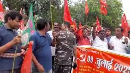 नाला: विभिन्न मांगों को लेकर वामपंथी दलों ने नाला में किया सड़क जाम, दोपहर 12 बजे तक रहा प्रभावी