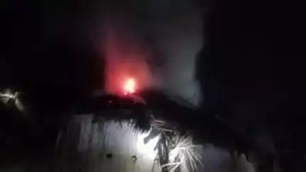 कुंडहित: आकाशीय बिजली गिरने से घर में लगी आग, हज़ारों की संपत्ति जलकर खाक