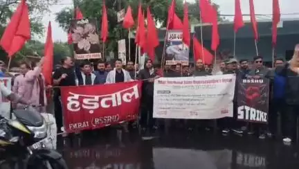 धनबाद/केंदुआडीह: रणधीर वर्मा चौक पर सेल्स प्रतिनिधियों ने मजदूर विरोधी सरकार के खिलाफ की हड़ताल