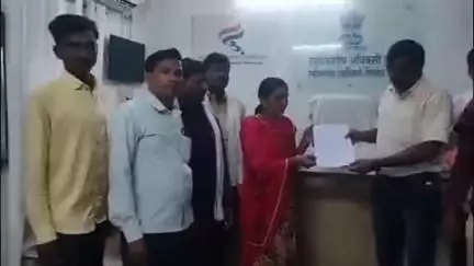 बुलढाणा: शेतीला पाणी मिळावे म्हणून बलिदान देणाऱ्या शेतकऱ्यांच्या पत्नीचे न्यायासाठी उपविभागीय अधिकारी यांना निवेदन