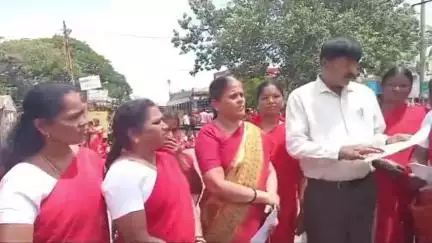 ಚಾಮರಾಜನಗರ: ವಿವಿಧ ಬೇಡಿಕೆಗಳ ಈಡೇರಿಕೆಗೆ ಒತ್ತಾಯಿಸಿ ಸಂತ್ತೆಮರಳ್ಳಿಯಲ್ಲಿ ಅಂಗನವಾಡಿ ಕಾರ್ಯಕರ್ತೆಯರಿಂದ ಪ್ರತಿಭಟನೆ