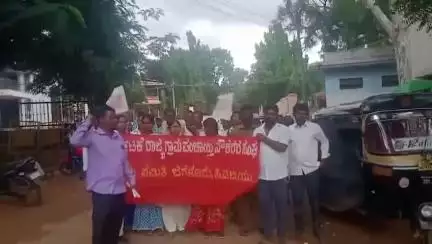 ಜಗಳೂರು: ಗ್ರಾಮ ಪಂಚಾಯ್ತಿ ಸಿಬ್ಬಂದಿಗಳಿಗೆ ವೇತನ ನೀಡಿ ಸರ್: ಜಗಳೂರುಲ್ಲಿ ಗ್ರಾಮ ಪಂಚಾಯ್ತಿ ನೌಕರರ ಪ್ರತಿಭಟನೆ
