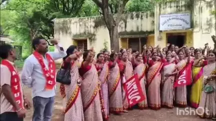 తిమ్మాపూర్ ఎల్ఎండీ కాలనీ: తమ డిమాండ్లను పరిష్కరించాలని అంగన్వాడీల నిరసన..