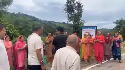 लडभड़ोल: जोगिंदरनगर विधायक प्रकाश राणा ने बारिश से प्रभावित करसाल सड़क का दौरा किया, विभाग पर बरसे