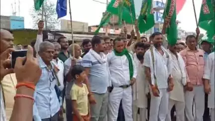 बेलागंज: महागठबंधन कार्यकर्ताओं ने बेलागंज में कई जगहों पर की सड़क जाम, बाजार कराया बंद