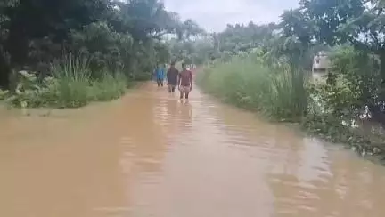 কেশপুর: প্লাবিত খড়িকা এলাকার কোমর জলে বিডিও ! খাবার ও রান্নার সামগ্রী নিয়ে হাজির !