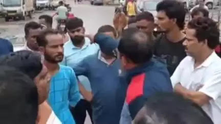 रायगढ़: सारगंढ़ पुराना बस स्टैंड से शराब दुकान हटाने की मांग को लेकर धरने पर बैठे मोहल्लेवासी