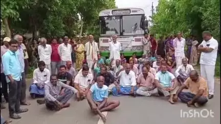 చిగురుమామిడి: తమ గ్రామం నుంచి నాలుగు వరుసల రహదారి నిర్మించవద్దంటూ గ్రామస్తుల ధర్నా, గ్రామానికి బైపాస్ రోడ్డు నిర్మించాలని డిమాండ్
