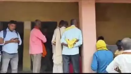 मेराल: मेराल पूर्वी पंचायत प्रखंड परिसर में राजस्व शिविर का आयोजन