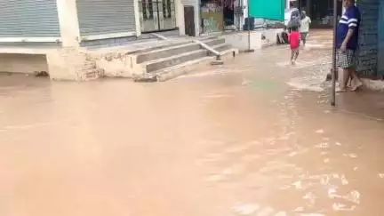 गुण्डरदेही: बारिश ने खोला गुण्डरदेही नगर पंचायत की सफाई व्यवस्था की पोल, नगर का हटरी व कई जगह नदी में हुआ तब्दील