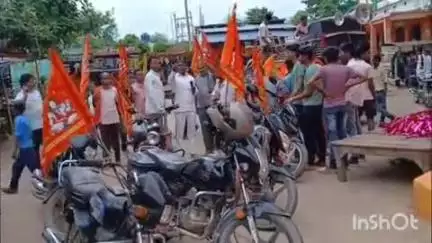 करपी: करपी कांवरिया संघ के जत्थे ने देवकुण्ड पहुंचकर श्रावणी मेला के लिए मंदिर परिसर को धूमधाम से सजाया