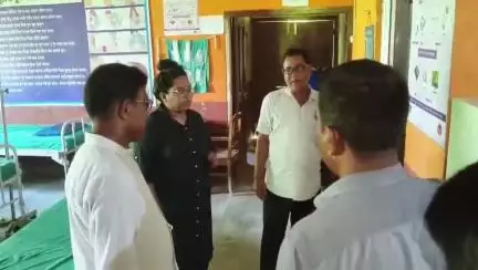 ধূপগুড়ি: বেহাল ধুমপাড়া প্রাথমিক স্বাস্থ কেন্দ্রের পরিদর্শন করলেন জেলাপরিষদের বন ও ভূমি কর্মাধ্যক্ষ গনেশ উরাও