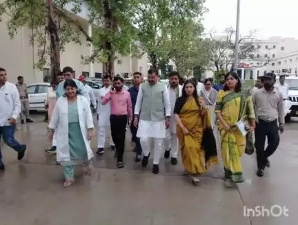 पीलीभीत /  राज्यमंत्री गन्ना विकास एवं चीनी मिलें, उ0प्र0  संजय सिंह गंगवार द्वारा विकासखण्ड मरौरी के प्राथमिक विद्यालय