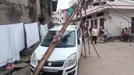 बड़वाह: बड़वाह के गोपालपुरा में कार पर गिरा बिजली का पोल, बड़ी घटना टली