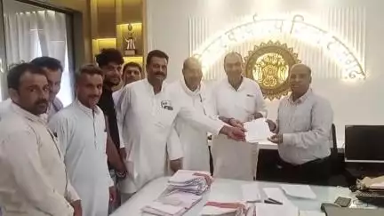खिलचीपुर: कांकरिया गांव में कीचड़ की समस्या को लेकर कांग्रेस उपाध्यक्ष के नेतृत्व में सरपंच ने कलेक्टर को ज्ञापन दिया