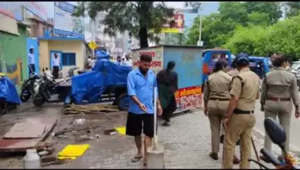 नरेन्द्रनगर: मुनि की रेती में कांवड़ यात्रा शुरू होने से पहले अतिक्रमण हटाओ अभियान चला, मची अफरा-तफरी, कई रेहड़ी-फड़ को किया गया जब्त