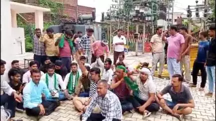 शिकोहाबाद: शिकोहाबाद में बिजली कटौती से नाराज लोगों ने किया प्रदर्शन, तीन दिन से खराब लाइन का एसडीओ को जमीन पर बैठाकर कराया समाधान