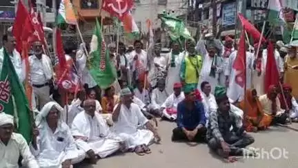 भभुआ: इंडिया गठबंधन ने भभुआ एकता चौक पर बिहार बंद के समर्थन में किया चक्का जाम