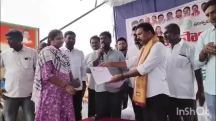 తిమ్మాపూర్ ఎల్ఎండీ కాలనీ: అభివృద్ధి పనులను ప్రారంభించిన ఎమ్మెల్యే కవ్వంపల్లి, మున్సిపల్ కమిషనర్ తో కలిసి ఇందిరమ్మ  లబ్ధిదారులకు ప్రోసిడింగ్ అందజేత
