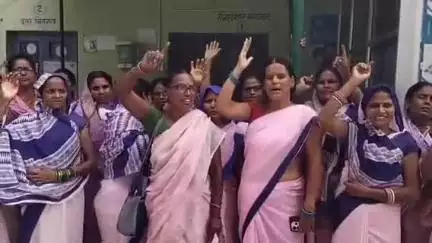 डुमरा: मानदेय बढ़ोतरी सहित 6 सूत्री मांगों को लेकर डुमरा पीएचसी में आशा कार्यकर्ताओं का एकदिवसीय धरना