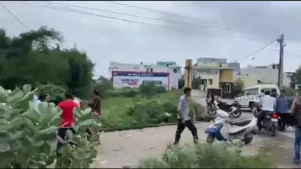 होशंगाबाद नगर: हरदा बाईपास पर साईं मॉल के पास सड़क हादसा, कार और बाइक की हुई आमने-सामने की भिड़ंत