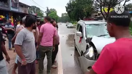 घाघरा: घाघरा ब्लॉक चौक के पास सड़क दुर्घटना, कार सवार पति-पत्नी और दो बच्चे घायल