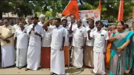 இராமேஸ்வரம்: ராமநாதசுவாமி கோவிலில் உள்ளூர் பக்தர்களுக்கு சிறப்பு தரிசன வழியை அனுமதிக்க வலியுறுத்தி இந்து முன்னணி சார்பாக  பேருந்து நிலையம் எதிரே ஆர்ப்பாட்டம்