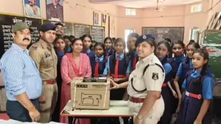 जांजगीर: शासकीय पूर्व माध्यमिक कन्या शाला में आयोजित प्रवेशोत्सव कार्यक्रम में शामिल हुए पुलिस अधीक्षक, छात्राओं को दी प्रेरणा