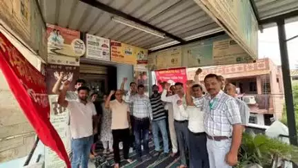 ऊना: ऊना में बीमा कर्मचारियों की मांगों पर संघ ने किया प्रदर्शन, सरकार और निगम प्रबंधन को दी चेतावनी