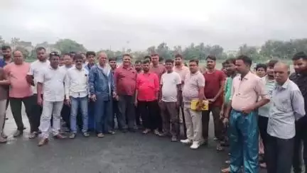 धनबाद/केंदुआडीह: शराब दुकानों के दर्जनों सेल्समैन ने गोल्फ ग्राउंड में की बैठक, कंपनियों पर वेतन रोकने का आरोप लगाकर दी आंदोलन की चेतावनी