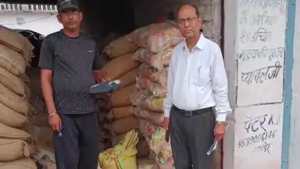 भांडेर: ग्राम प्यावल की पीएडीएस दुकान का नगर परिषद सीएमओ ने किया निरीक्षण, दी जानकारी