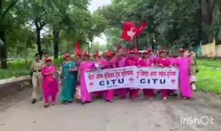 कुडाळ: विविध प्रलंबित मागण्यांकडे लक्ष वेधण्यासाठी सिंधुदुर्ग जिल्हा आशा वर्कर्स युनियनचा सिंधुदुर्गनगरी येथे भव्य मोर्चा