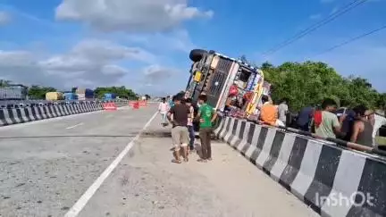 अररिया: भंगिया पुल पर आम लदा ट्रक पलटा, चालक ने कूदकर बचाई जान